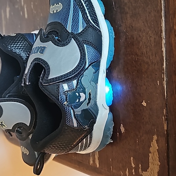 Kids light up batman sneakers - Picture 6 of 9